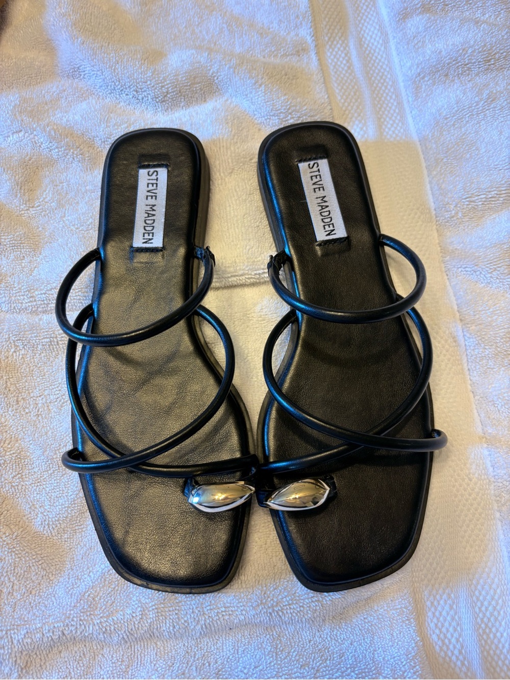 Steve Madden Black Strappy Toe-Ring Slide Sandals - Picture 2 of 4